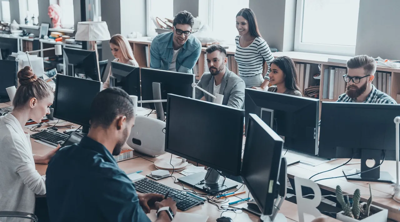 pracownik biurowy na dwóch stanowiskach