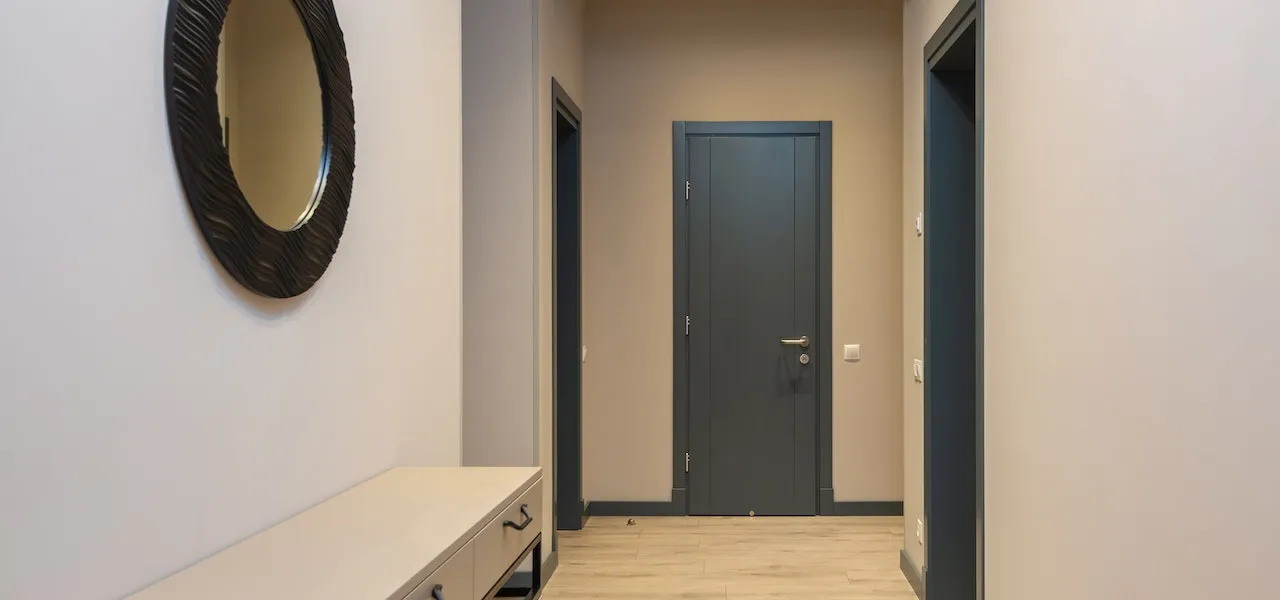 Panele w wąskim korytarzu układ