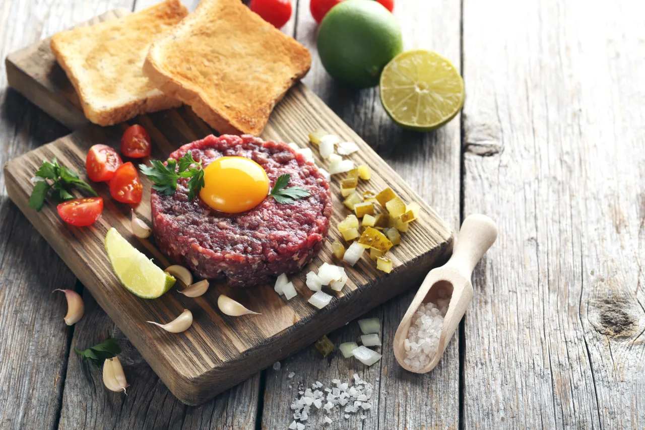 surowa wołowina na tatar