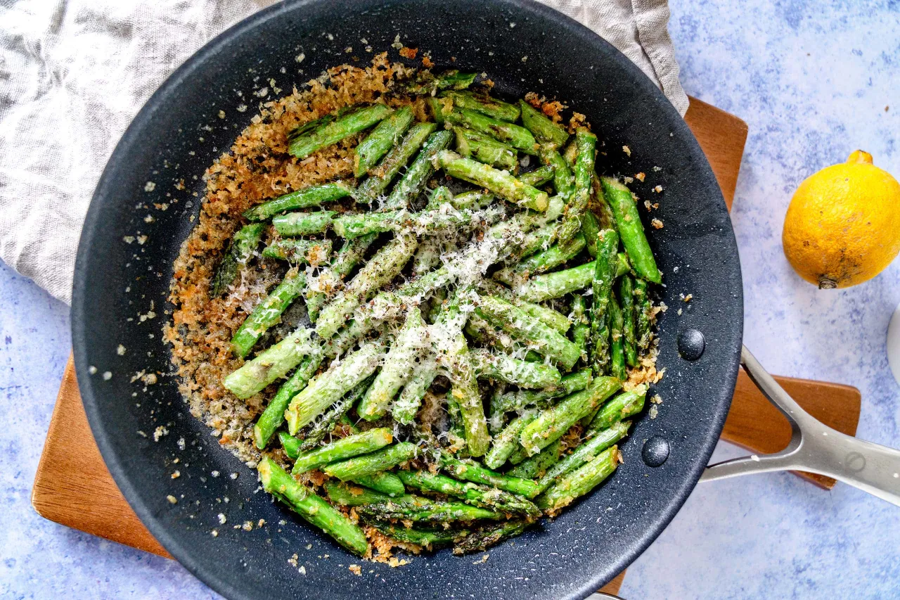 gr&uuml;nen Spargel in der Pfanne braten