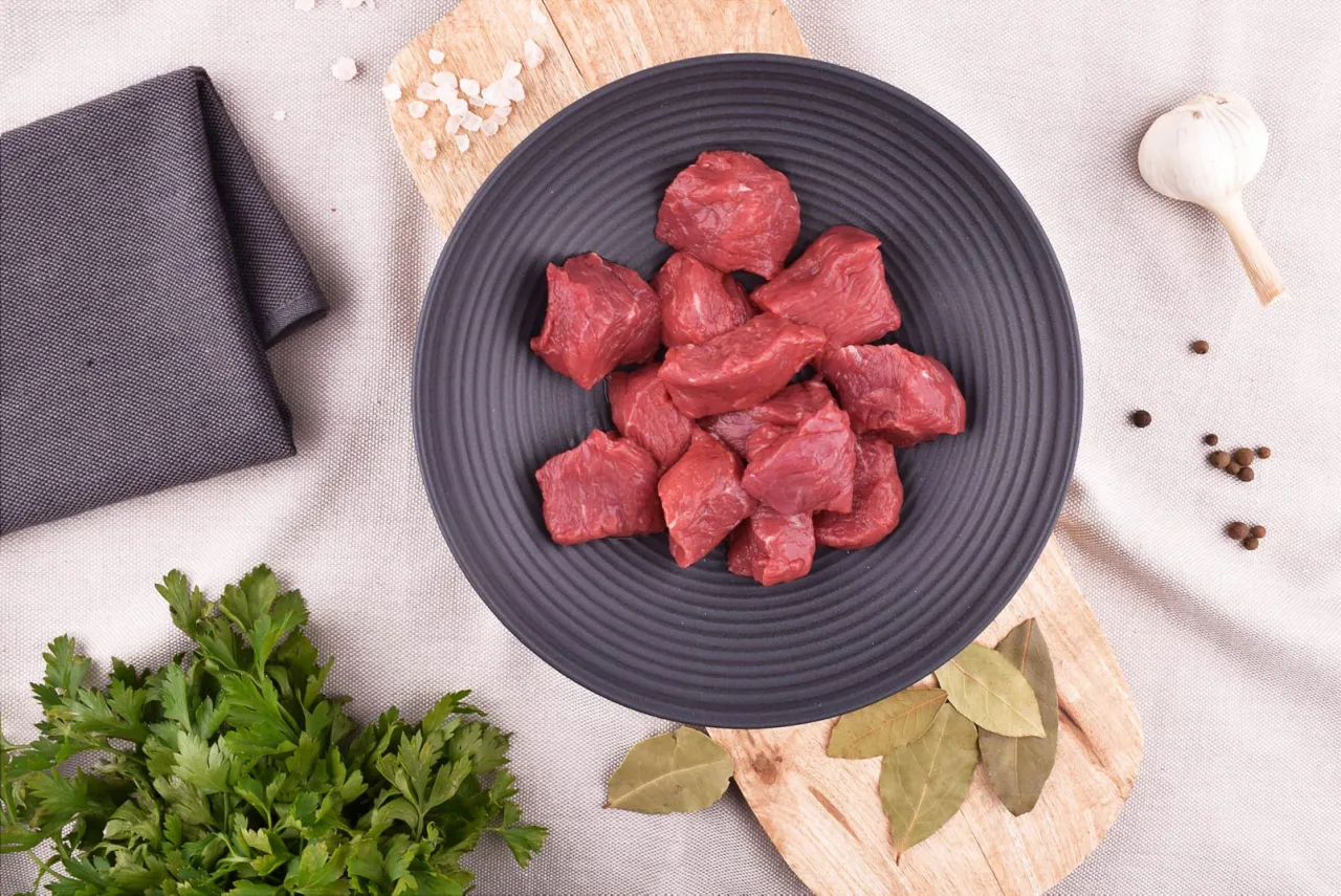 różne kawałki wołowiny do gulaszu