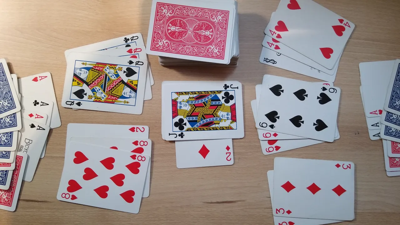 Tabela liczby kart i rozdania w kanascie dla r&oacute;żnej liczby graczy