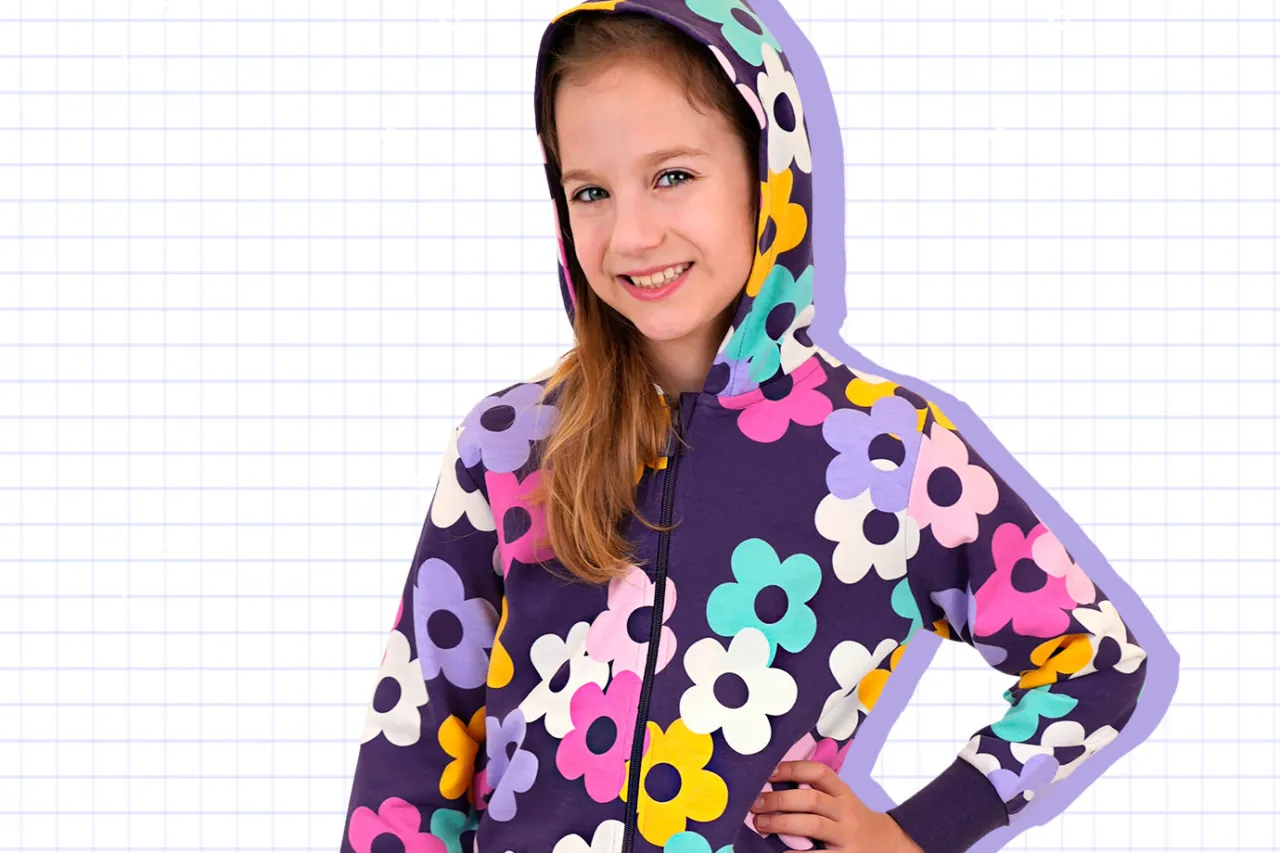 dziewczynka w bluzie tiktok stylizacje