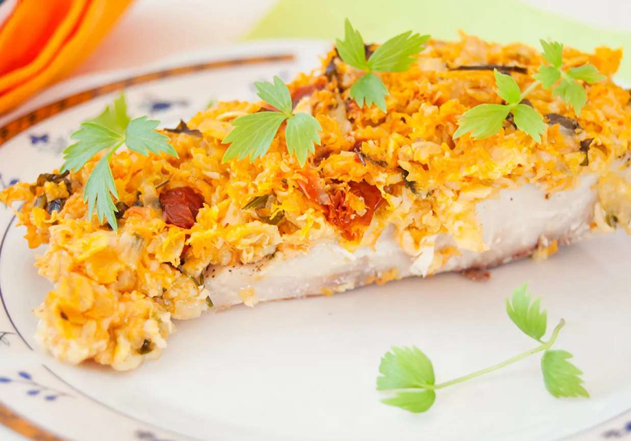 Dorsz zapiekany z warzywami, idealny sposób, jak przyrządzić dorsza dietetycznie. Podany z natką pietruszki.