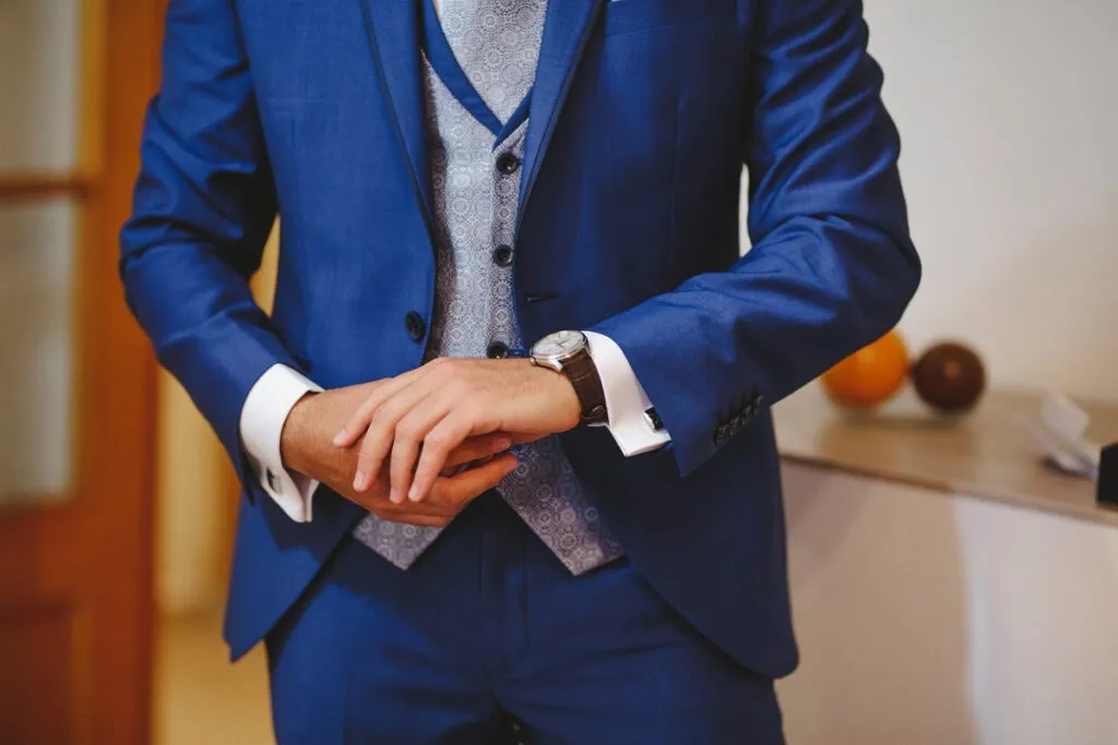 modny garnitur męski na wesele 2025 granatowy szary