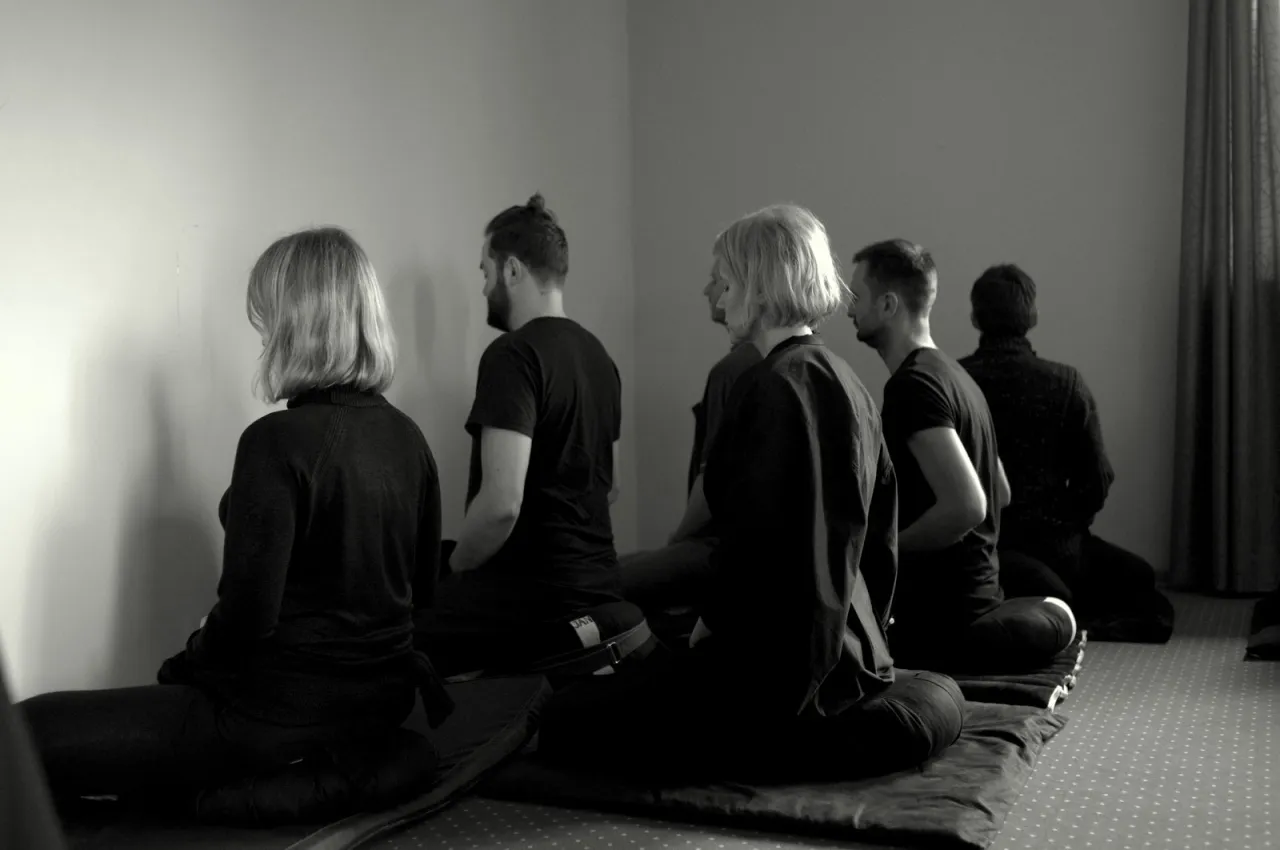 Osoba medytująca w spokojnym otoczeniu, symbolizująca poszukiwanie duchowe