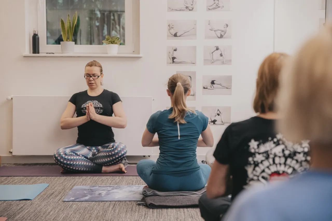 Osoba początkująca na zajęciach jogi w studio