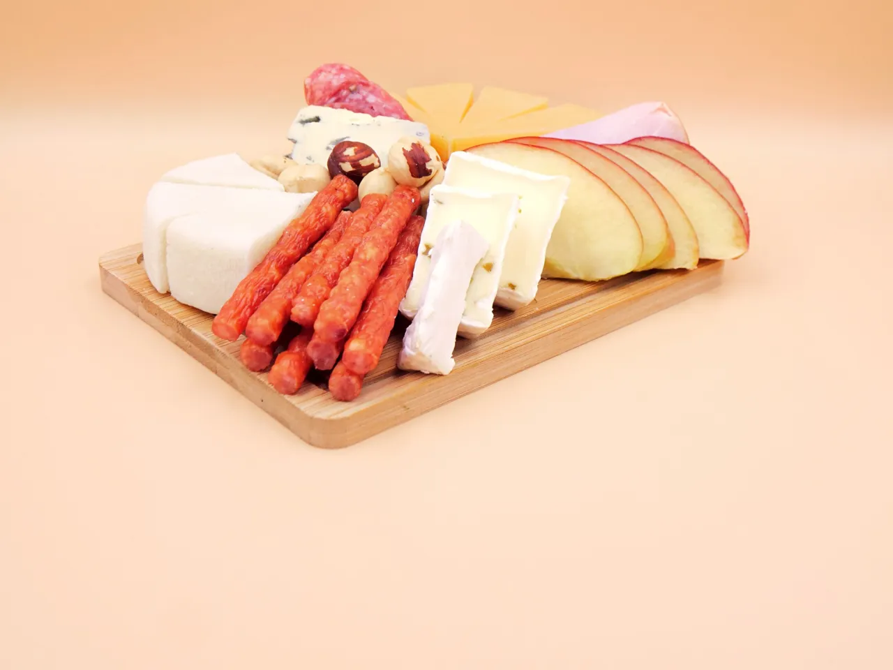 Deska wędlin i ser&oacute;w z kiełbasą orzechową