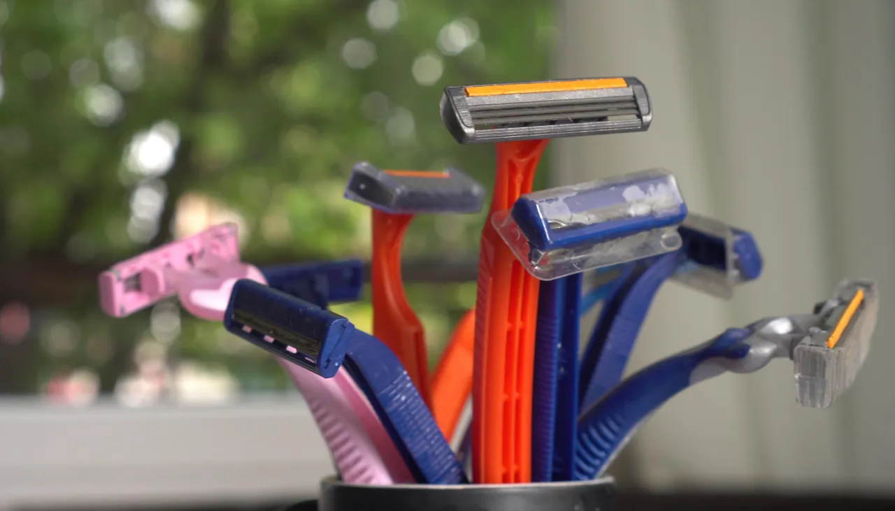 r&oacute;żne rodzaje maszynek do golenia i kosze na śmieci segregacja