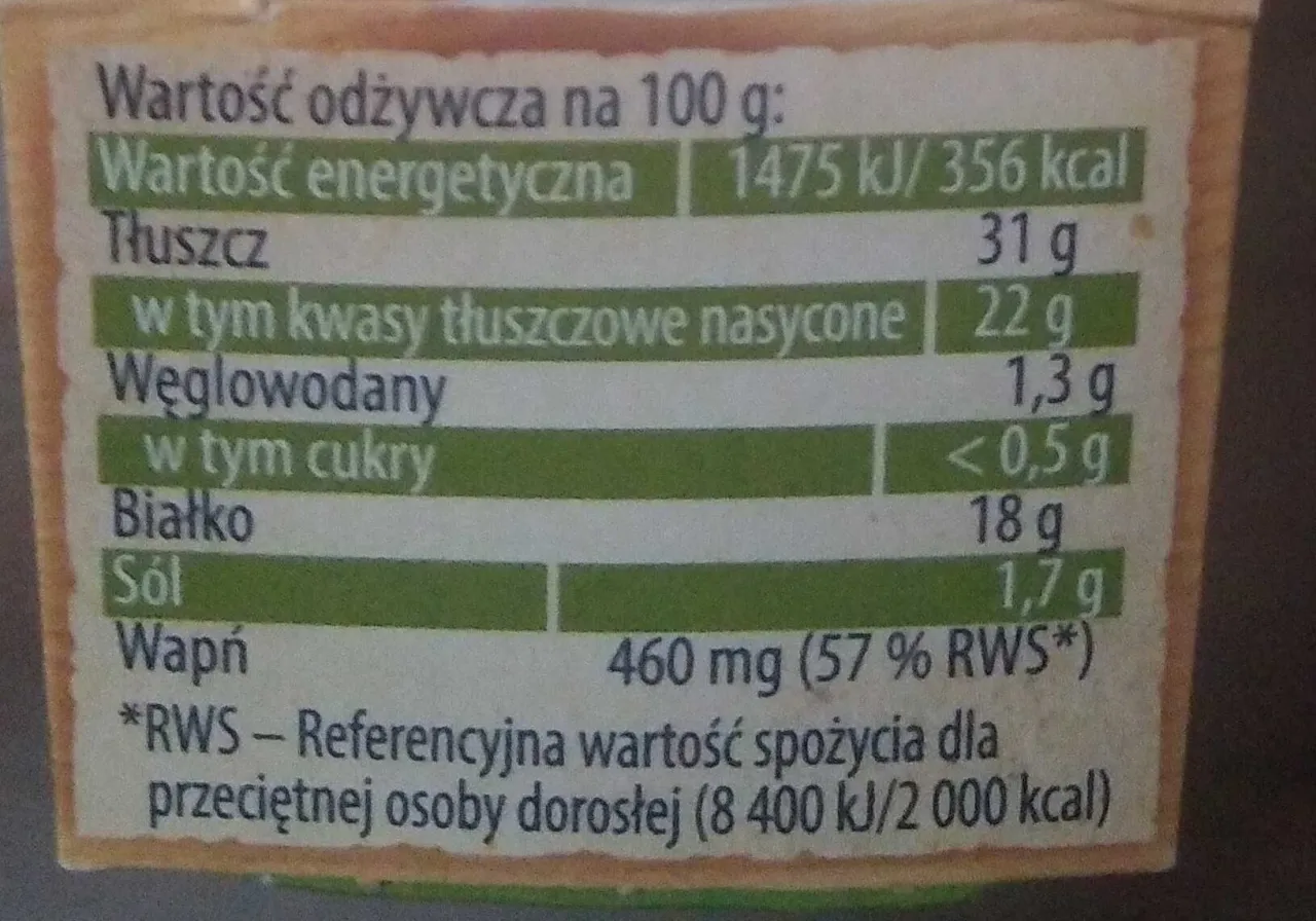 Tabela wartości odżywczych: camembert ma 356 kcal na 100g. Tłuszcz: 31g, w tym kwasy tłuszczowe nasycone: 22g. Węglowodany: 1,3g. Białko: 18g.