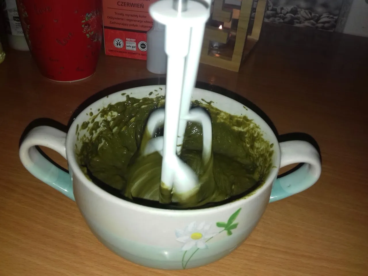 różne kolory glinek kosmetycznych w miseczkach