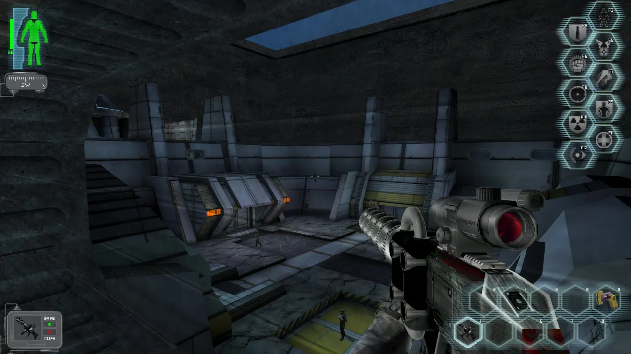 Wnętrze futurystycznej lokacji z gry Deus Ex: Revision. Gracz celuje z broni, widoczne elementy interfejsu.