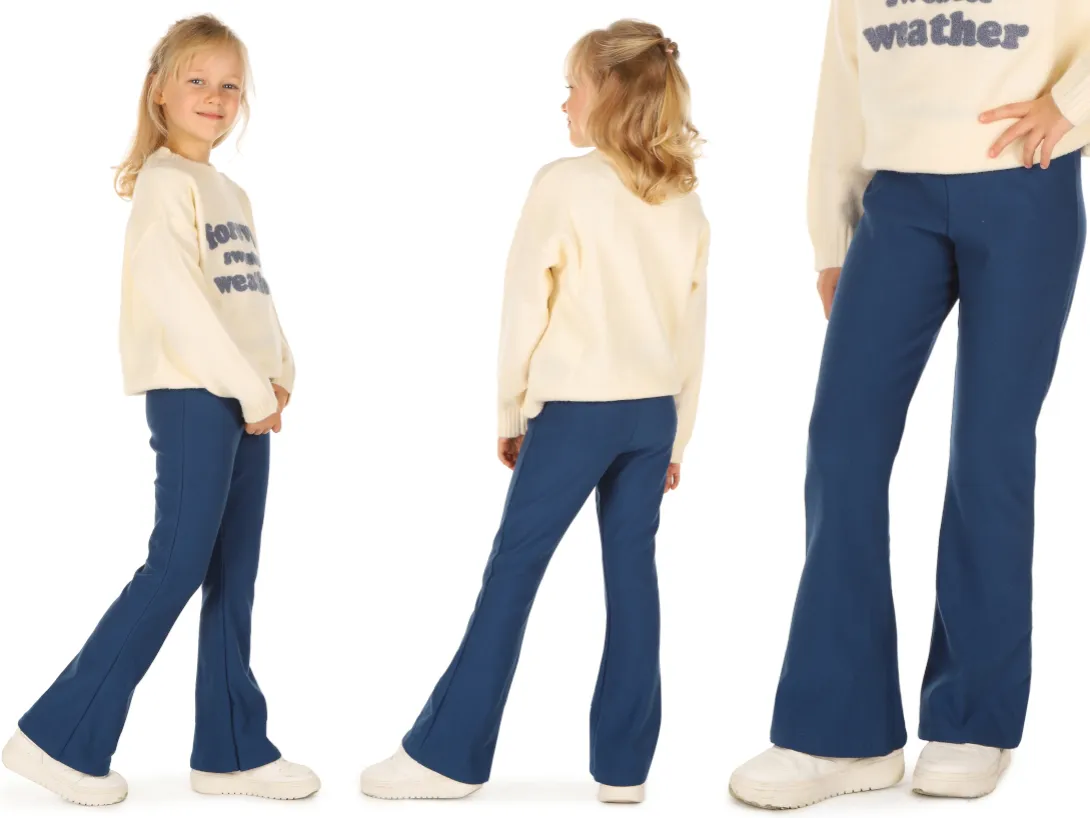 Dziewczynka w jeansowych spodniach flare