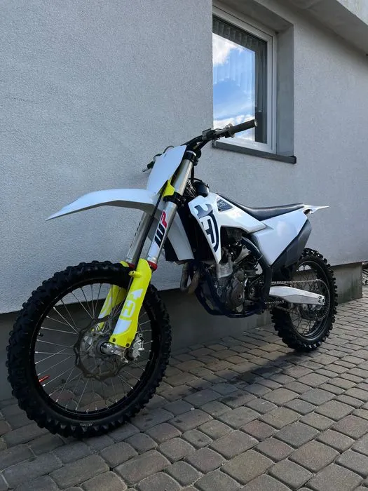 Zdjęcie Husqvarna 250 - poznaj mocny motocykl enduro i uniknij rozczarowania