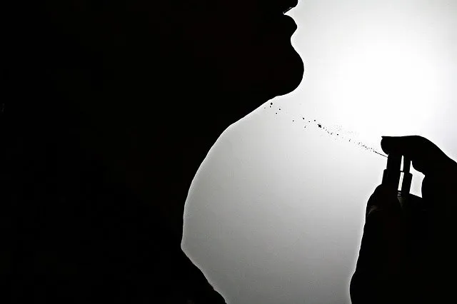 Zdjęcie Gdzie się psikać perfumami, aby zapach utrzymał się dłużej?