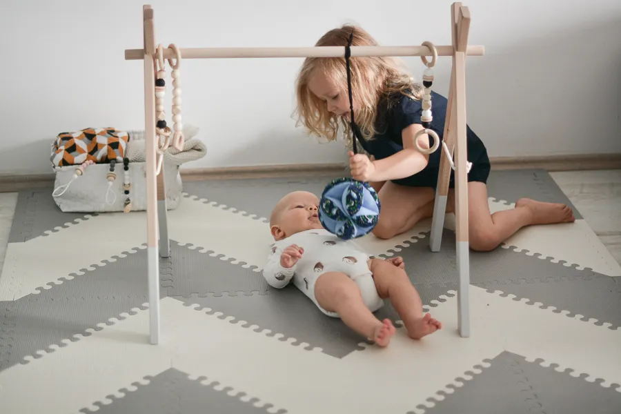 niemowlę na macie sensorycznej