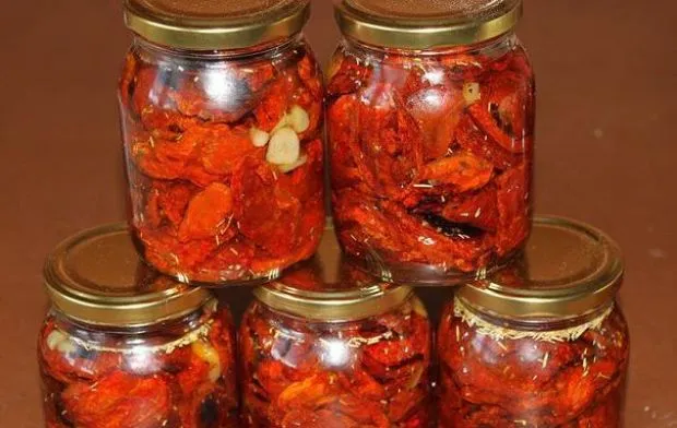 suszone pomidory w słoiku z oliwą
