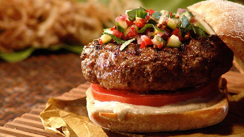 burgery z jagnięciny, wieprzowiny i indyka