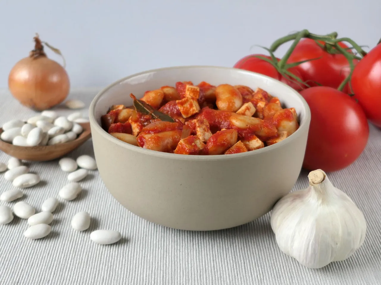 Fasolka w sosie pomidorowym z warzywami i tofu