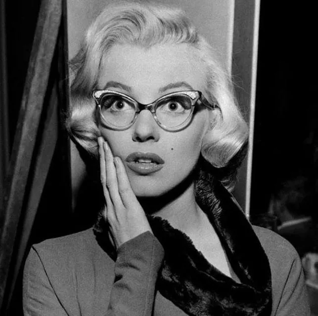 Historia okularów kocie oko Audrey Hepburn Marilyn Monroe