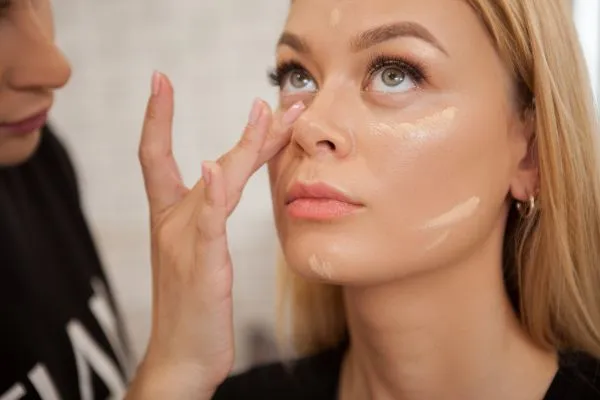 rozświetlająca baza pod makijaż efekty