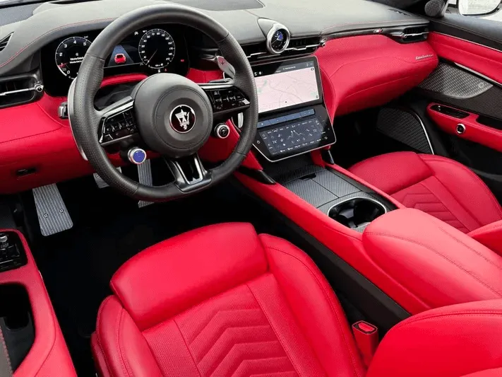 Maserati wnętrze kokpit luksus