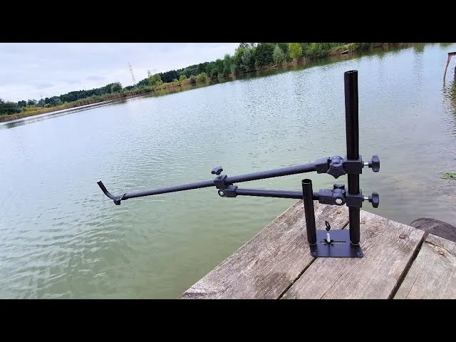 Wędkarz na pomoście z łódką udogodnienia