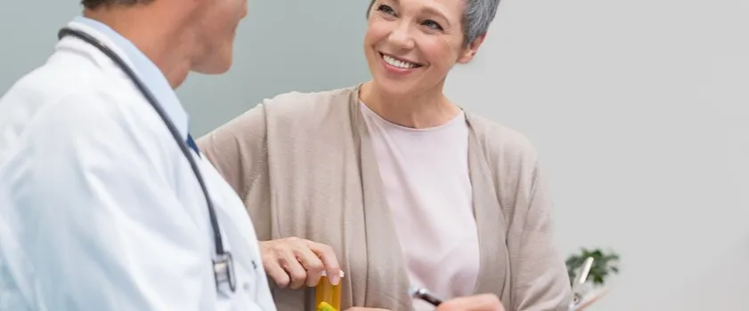 Kobieta rozmawiająca z lekarzem o HTZ