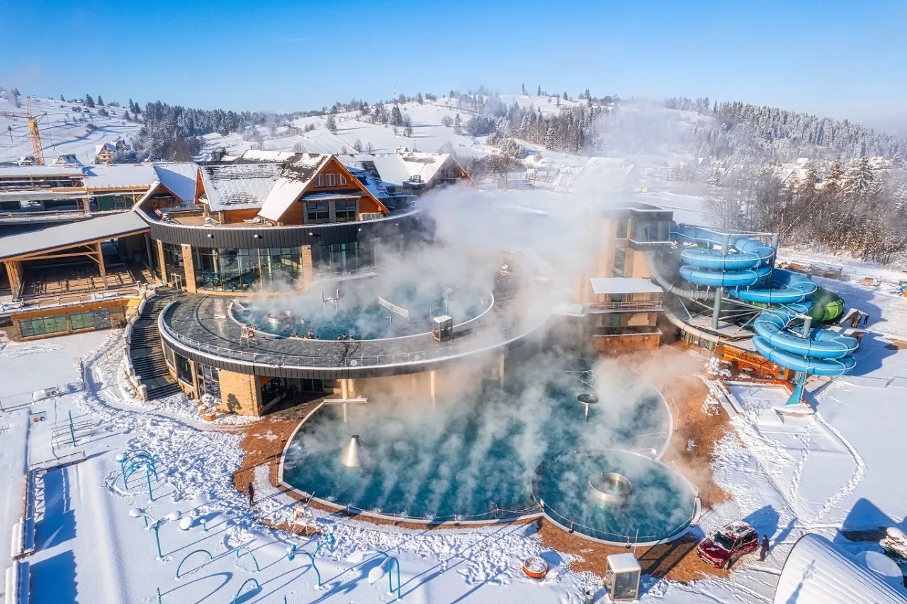 Zimowe termy z basenami i zjeżdżalniami. Warto zabrać ręcznik i strój kąpielowy, by cieszyć się ciepłem w mroźny dzień.