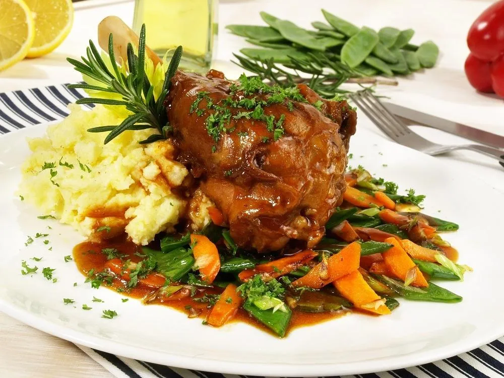 golonka gotująca się w garnku z warzywami