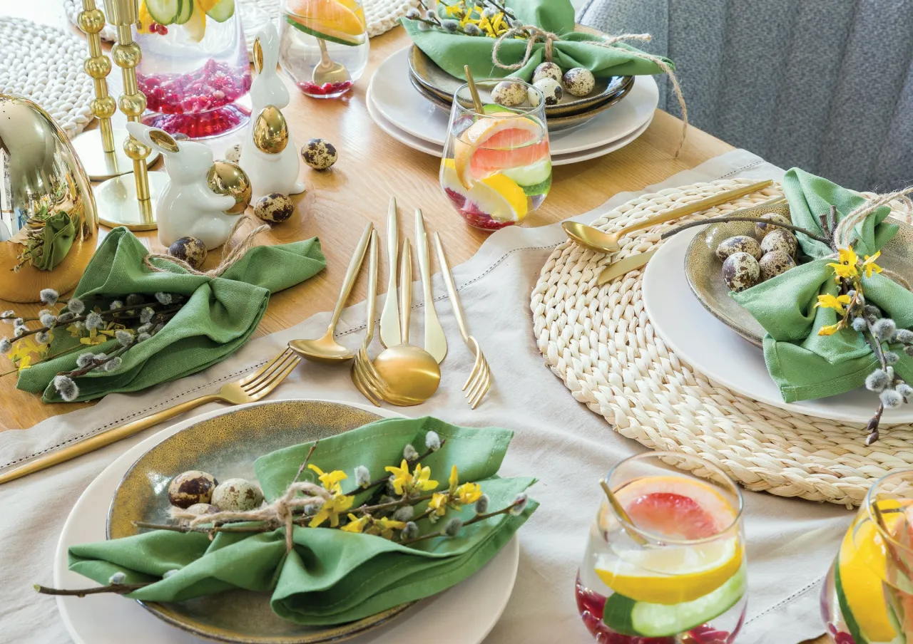 Piękne pomysły na dekoracje wielkanocne: złote zające, pisanki, bazie i świeże owoce w napojach tworzą wiosenną atmosferę.