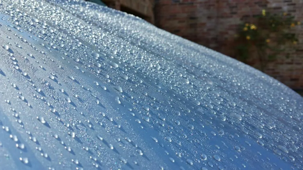 Efekt kropelkowania wody na lakierze samochodowym