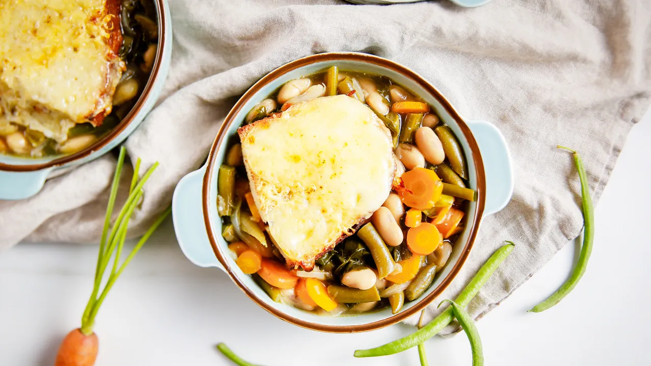 zupa fasolowa gotowa w misce z chlebem