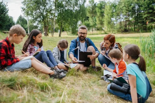 dzieci w szkole podczas wycieczki, szczęśliwe, nauczyciel