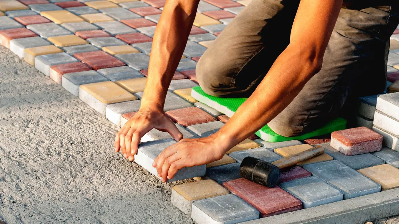 etapy układania kostki brukowej