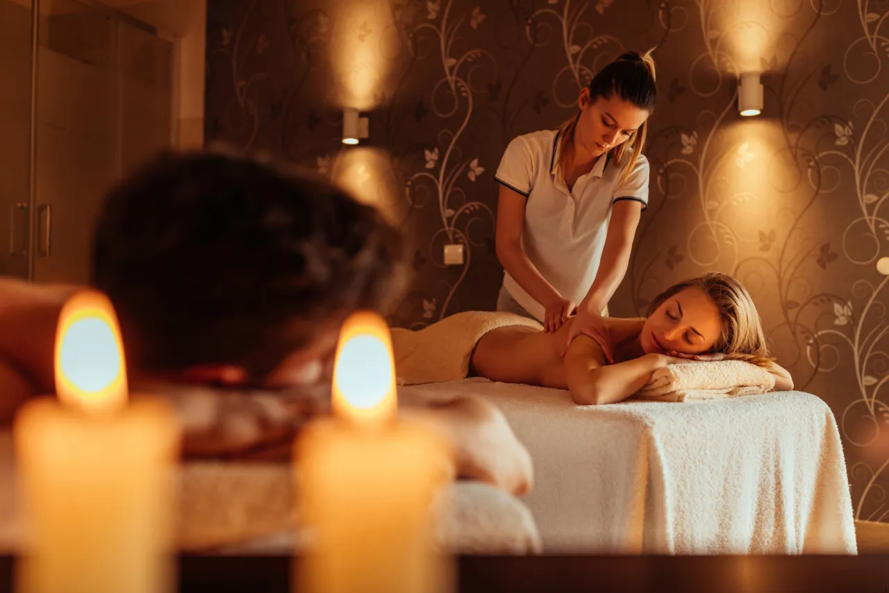 cennik spa, kobieta przeglądająca oferty spa