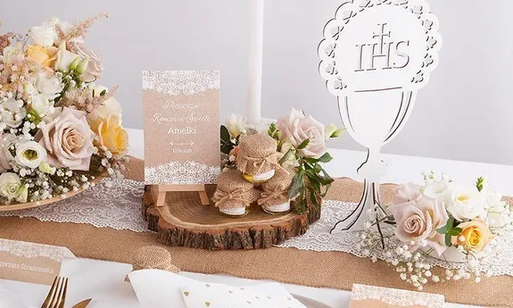 Elegancki stół komunijny dekoracje kwiaty świece