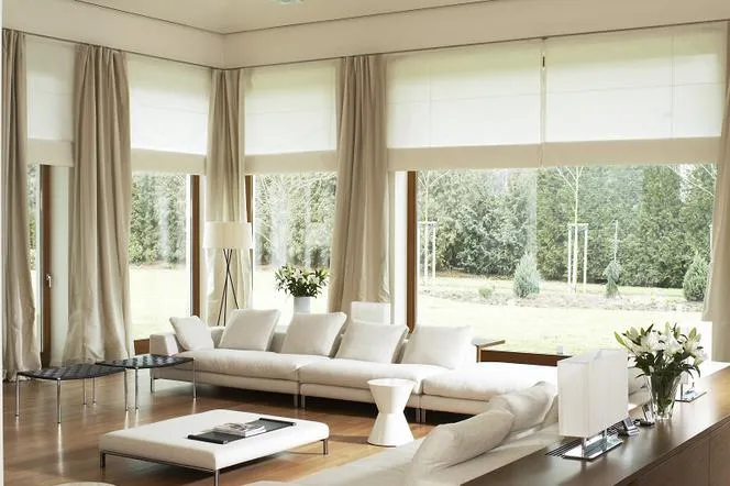 Rolety rzymskie w salonie