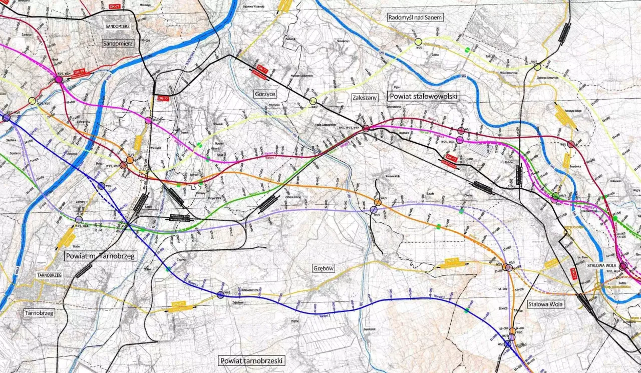 Mapa drogowa z zaznaczonymi wariantami tras, w tym najkr&oacute;tsza trasa do Sandomierza. Widoczne są drogi, miejscowości i linie kolejowe.