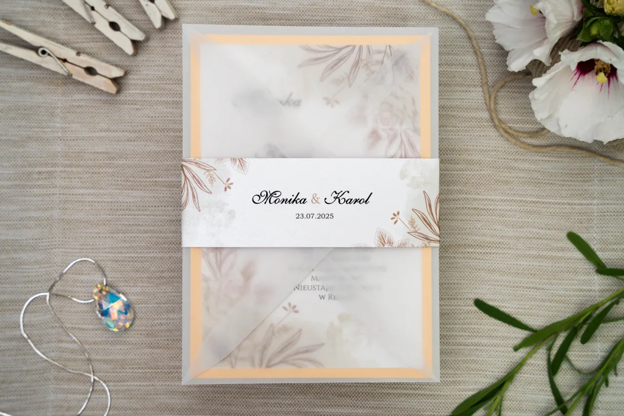 Para Młoda wręczająca zaproszenia gościom