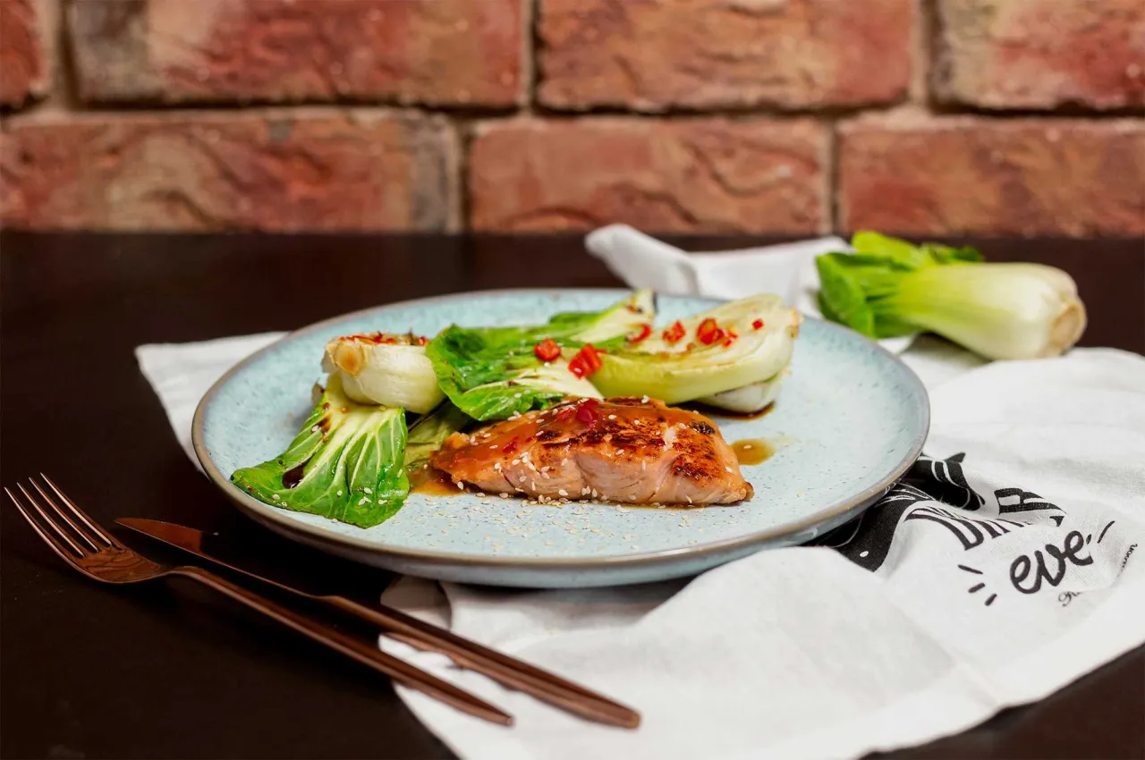 Lachs auf Pak Choi Bett aus dem Ofen auf einem Backblech