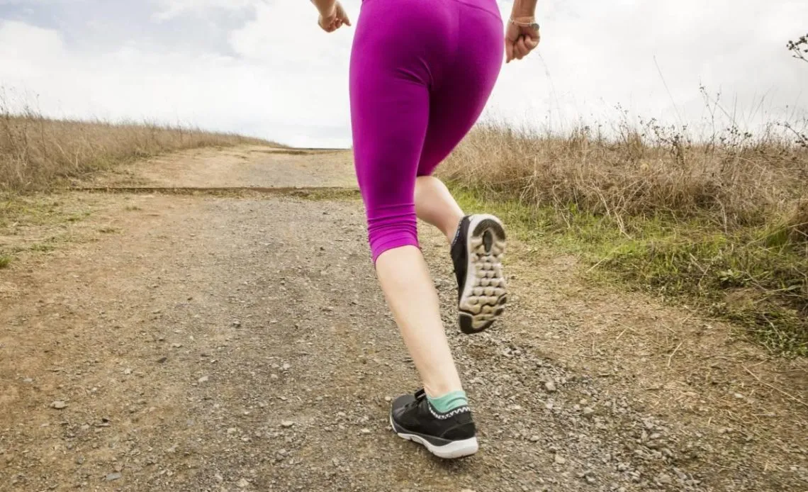 kobieta biegnąca w parku, nogi, cellulit przed i po bieganiu