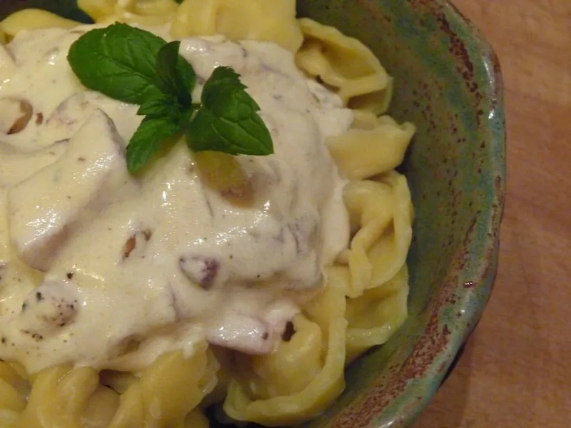 różne sosy do tortellini