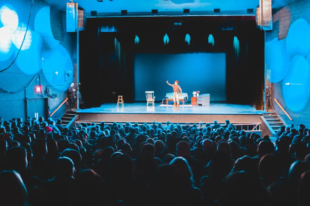Zdjęcie Jak się ubrać do teatru na komedię, aby czuć się komfortowo i stylowo