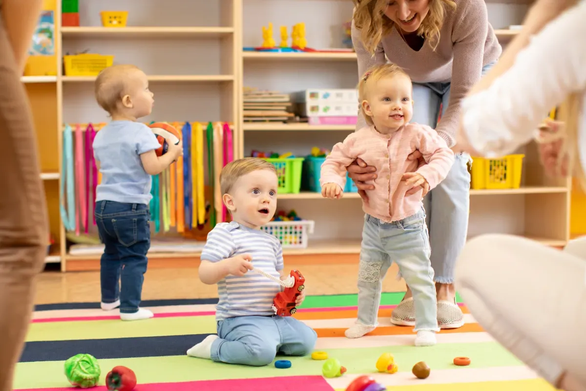 Zdjęcie Ile godzin pracuje opiekunka w żłobku? Poznaj prawdę o etacie