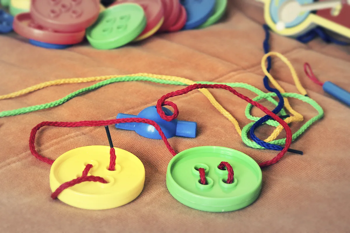 przykłady zabawek sensorycznych dla trzylatka