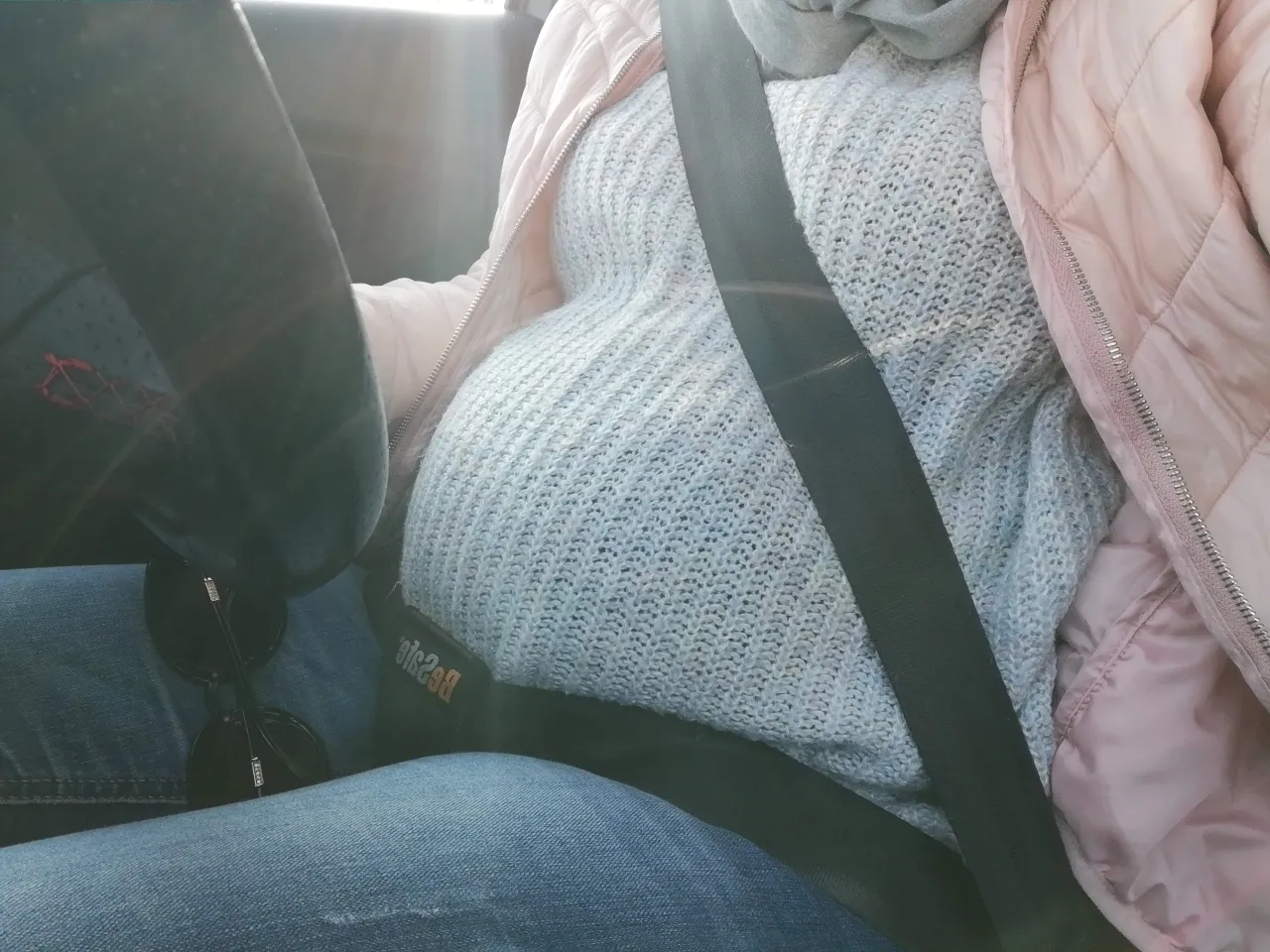 prawidłowe zapinanie pas&oacute;w bezpieczeństwa w ciąży