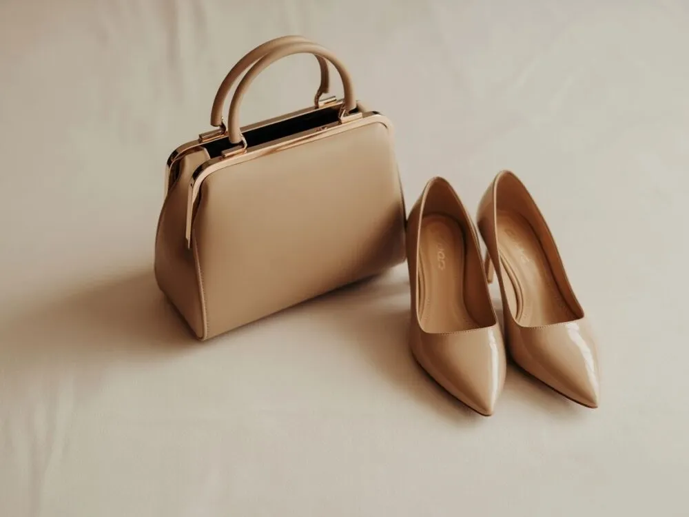 beżowe buty torebki z wzorem i fakturą