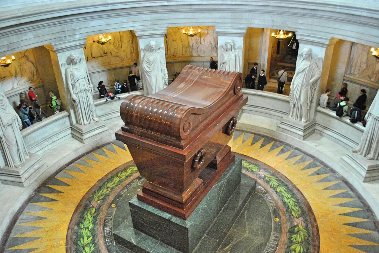 Wspaniały, marmurowy sarkofag w sercu kopuły, miejsce spoczynku Napoleona Bonaparte.