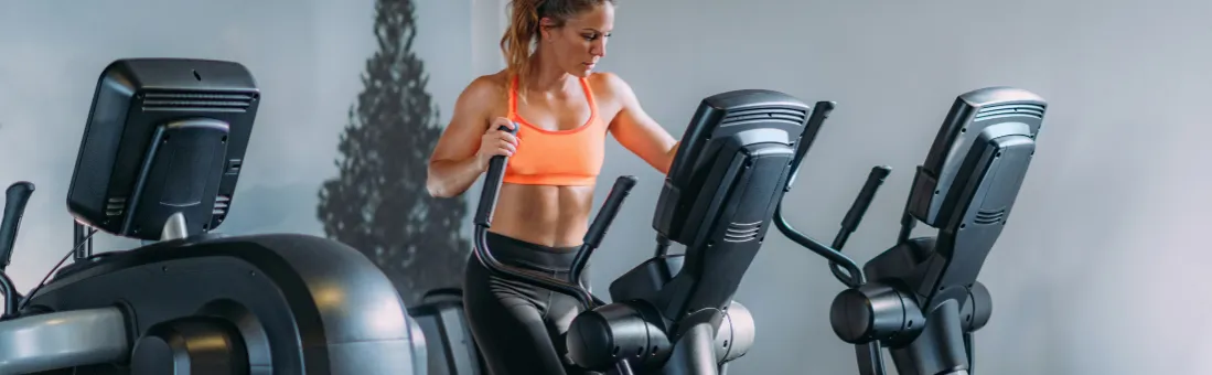 osoba rozgrzewająca się przed treningiem na orbitreku